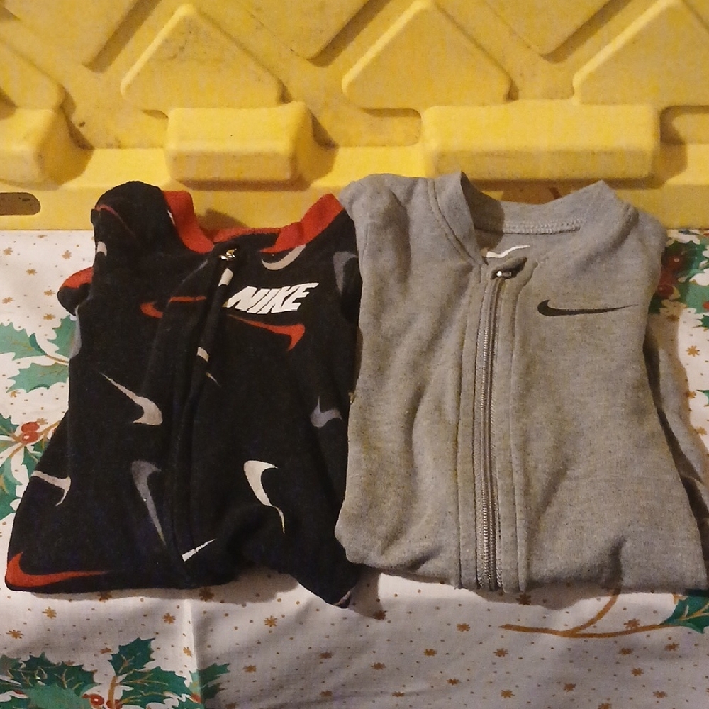 2 Nike  Onepiece Footies